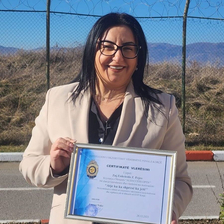 Kryetarja e shoqatës “ALBACCESS OPEN” Znj. Enkeleida Z. Fejzo Certifikatë Vlerësimi “Atje ku ka Shpresë, ka Jetë”